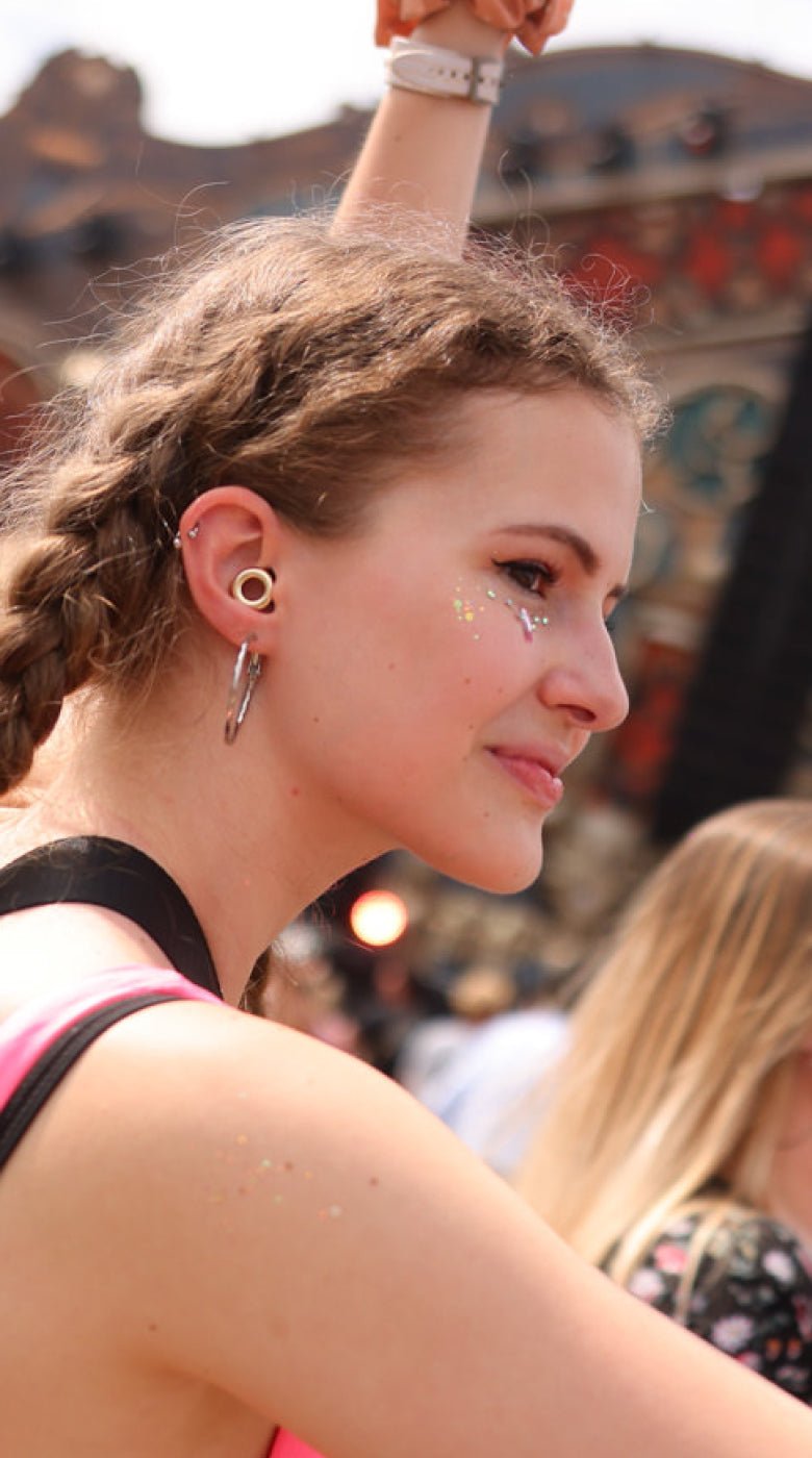 protégez votre audition lors de vos festivals préférés avec des bouchons d'oreilles spécialement conçus pour la musique. profitez du son sans risquer de dommages auditifs : confort, performance et discrétion au rendez-vous.