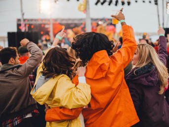 découvrez le festival pluie, une célébration inédite de la musique, de l'art et de la culture sous le charme des gouttes d'eau. rejoignez-nous pour des performances envoûtantes et des ateliers créatifs, le tout dans une ambiance conviviale et festive. vivez des moments uniques dans un cadre magique où la pluie devient une source d'inspiration !