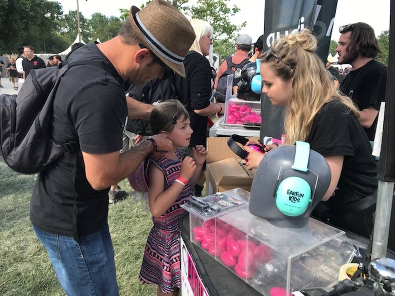 protégez les oreilles sensibles de vos enfants lors des festivals avec des bouchons d’oreille adaptés. confort, sécurité et réduction du bruit pour profiter de la musique en toute tranquillité !