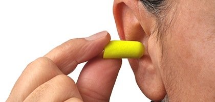 découvrez notre comparatif des meilleurs bouchons d'oreilles : avantages, inconvénients et conseils pour choisir la paire adaptée à vos besoins, que ce soit pour dormir, voyager ou se protéger du bruit.