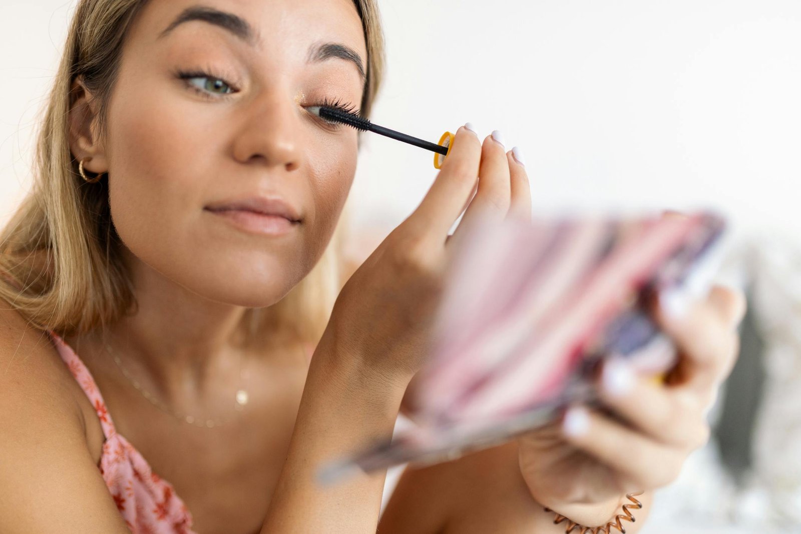 découvrez nos astuces et conseils de maquillage pour résister à la chaleur. obtenez un teint frais et un maquillage longue tenue même par temps chaud. idéal pour l’été !