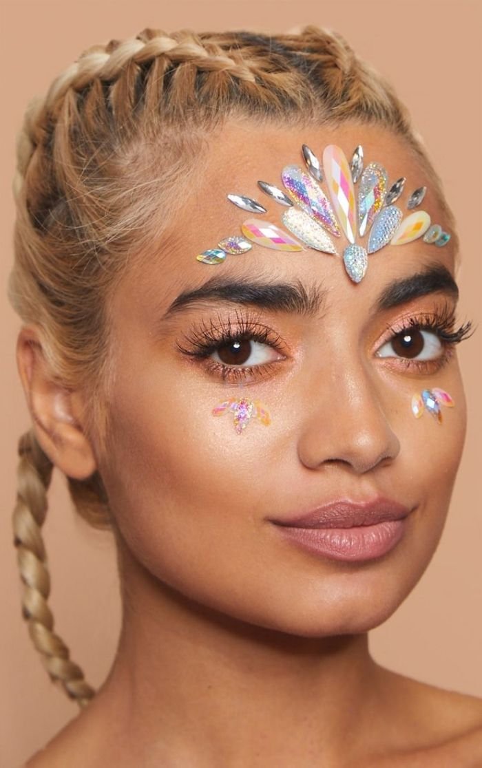 découvrez les tendances maquillage coachella en france : looks colorés, paillettes et inspirations pour un festival stylé. adoptez les astuces beauté incontournables pour briller cet été !