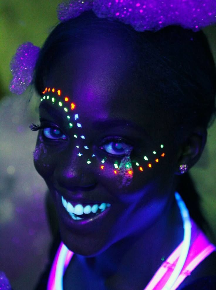 découvrez le maquillage néon : des couleurs vibrantes, des looks audacieux et des astuces pour illuminer votre style de jour comme de nuit. adoptez la tendance flashy pour un effet spectaculaire !