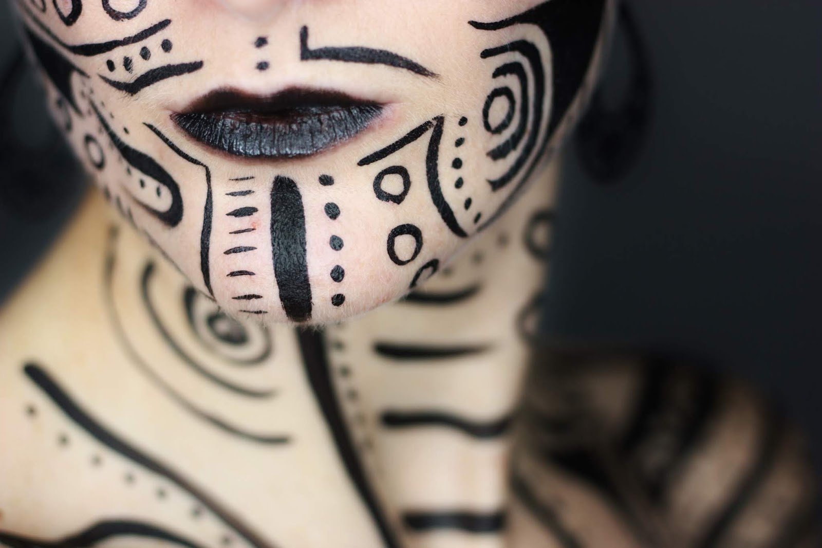 découvrez l'art du maquillage tribal : techniques, inspirations et conseils pour réaliser des looks authentiques et expressifs, parfaits pour festivals, carnavals ou séances photo artistiques.