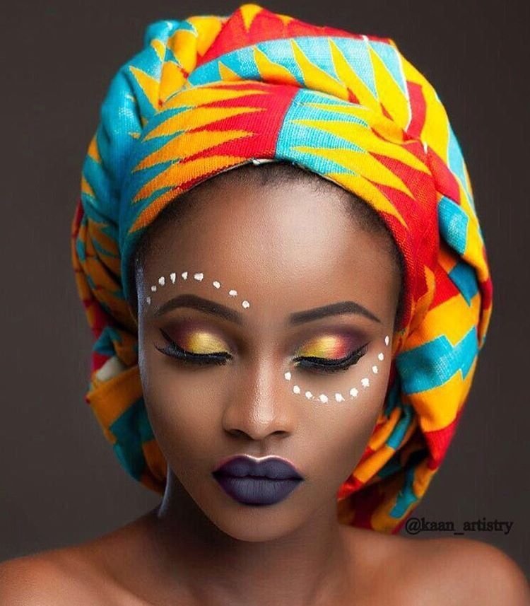 Représentation d'une personne avec un maquillage tribal
