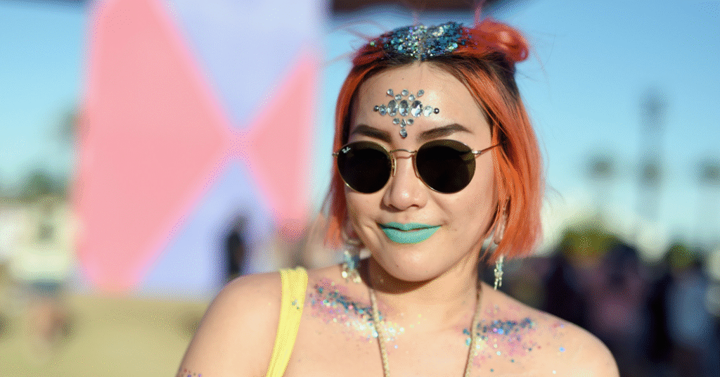 découvrez nos astuces de maquillage festival économique pour un look tendance sans vous ruiner. profitez de conseils et de produits abordables pour briller pendant tous vos festivals cet été !