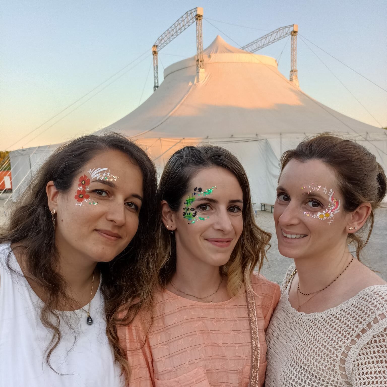 découvrez nos astuces pour un maquillage de festival économique : looks colorés, produits abordables et conseils pratiques pour briller sans vous ruiner durant tous vos événements musicaux cet été !