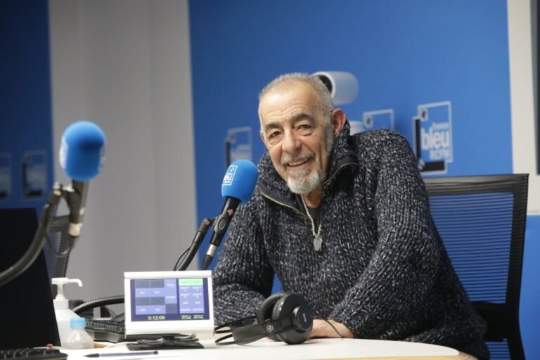 découvrez henry padovani, guitariste légendaire et cofondateur du groupe the police, en live pour une performance exceptionnelle pleine d'énergie et d'émotion.